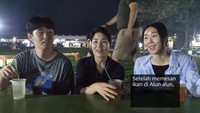 Kali ini, ia mengajak ibu dan adiknya untuk kulineran di Karimun Jawa. Jisun dan keluarga mengunjungi tempat makan seafood di alun-alun yang merupakan favoritnya. Foto: YouTuber Hari Jisun