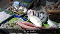 Mereka memesan beragam hidangan dari seafood yang segar. Ada ikan, udang, dan cumi-cumi. Foto: YouTuber Hari Jisun