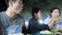 Jisun dan keluarganya tampak menikmati seafood itu. Menu yang mereka paling disukai adalah udang goreng tepung. Foto: YouTuber Hari Jisun