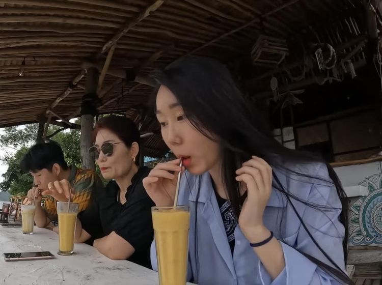 Seru! Ini 10 Momen YouTuber Hari Jisun Kulineran di Karimun Jawa