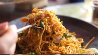 Di restoran asri itu, Jisun dan keluarga tampak menikmati makan siang. Menunya ada mie goreng hingga risoles. Foto: YouTuber Hari Jisun