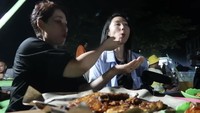 Di hari terakhir mereka berada di Karimun Jawa, Jisun kembali mengajak keluarganya menikmati seafood di alun-alun. Mereka membeli banyak hidangan.Foto: YouTuber Hari Jisun