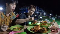 Begini keseruan ibu dan adik Jisun ketika menikmati malam sambil makan seafood yang lezat. Keduanya sangat menikmati seafood tersebut. Foto: YouTuber Hari Jisun