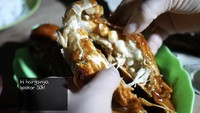 Seafood yang mereka pesan ada ikan bakar, udang goreng, dan udang kipas saus Padang. Mereka sampai menambah 4 potong udang kipas saking nikmatnya. Foto: YouTuber Hari Jisun