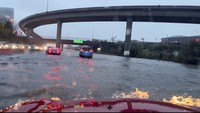 Banjir ini mengggangu lalu lintas kendaraan.