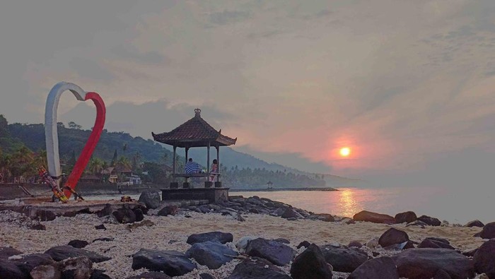 Indahnya matahari terbit pertama di tahun 2023 dari Pantai Candidasa, Karangasem. (I Wayan Selamat Juniasa)