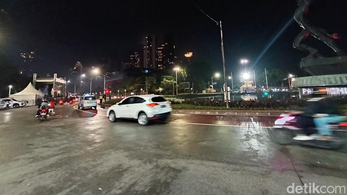 Jalan Jenderal Sudirman kembali dibuka usai ditutup karena perayaan malam tahun baru 2023.
