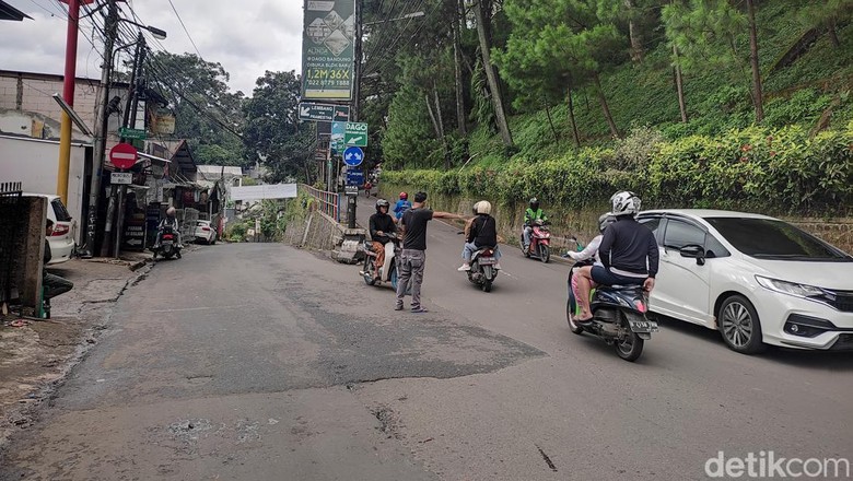 Jalan menuju Lembang via Dago Bandung.