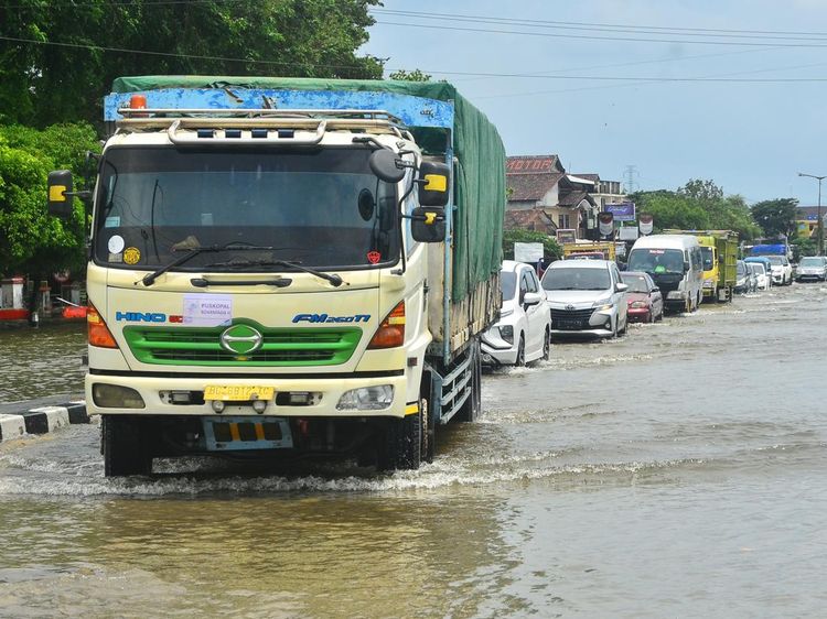 Penampakan Jalur Pantura yang Terendam Banjir