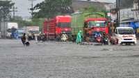 Banjir ini cukup menggangu aktivitas kendaraan mengangkut barang.