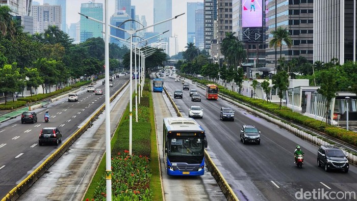 Hari pertama tahun 2023 di Jakarta diwarnai hujan dan cuaca mendung. Lalu lintas pun terpantau lengang.