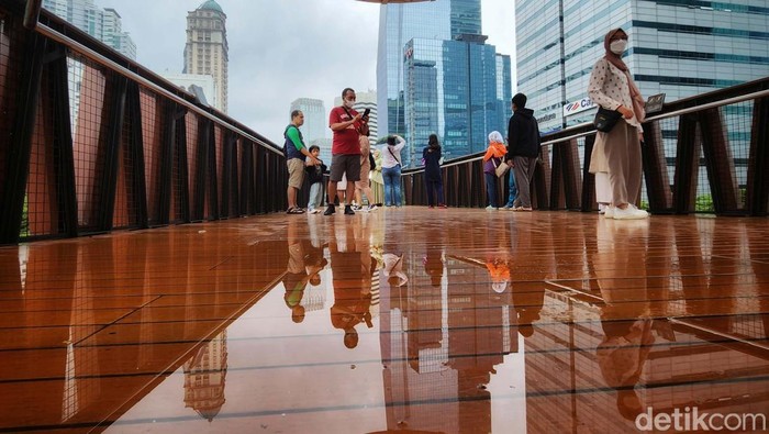 Jalan Protokol Jakarta Terpantau Lengang di Hari Pertama 2023 Hari pertama tahun 2023 di Jakarta diwarnai hujan dan cuaca mendung. Lalu lintas pun terpantau lengang.