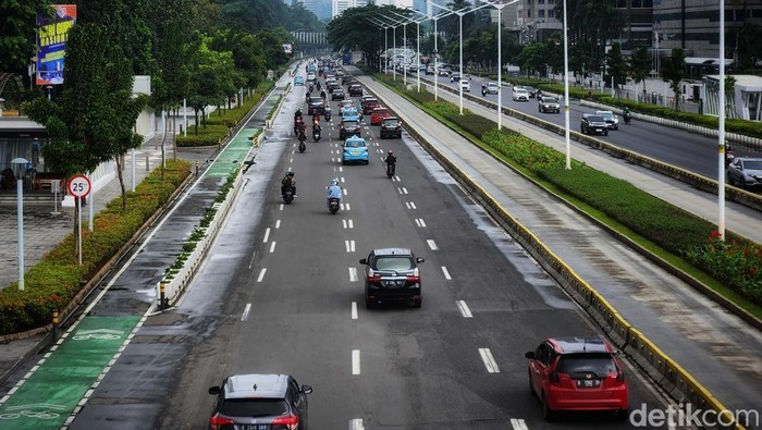 Hari pertama tahun 2023 di Jakarta diwarnai hujan dan cuaca mendung. Lalu lintas pun terpantau lengang.