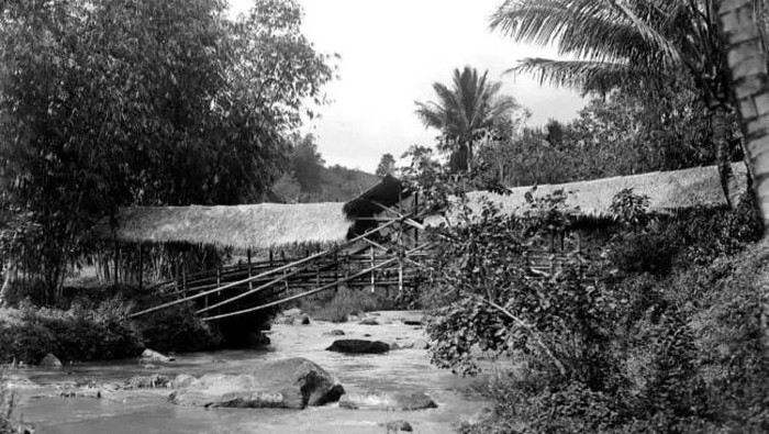 Jembatan bambu pada zaman Karesidenan Priangan.