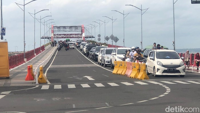 Jembatan Suroboyo dipadati wisatawan dari luar kota pada tahun baru
