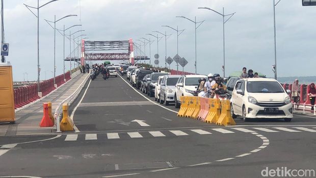 Jembatan Suroboyo dipadati wisatawan dari luar kota pada tahun baru