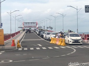 Wisatawan Luar Kota Padati Jembatan Suroboyo pada Hari Pertama 2023