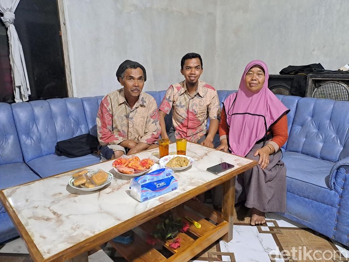 Kades Karangtengah, Agus Mustakin (27), bersama kedua orang tuanya di rumahnya di Dusun Karanganyar, Desa Karangtengah, Kecamatan Karangtengah, Wonogiri, Sabtu (31/12/2022).