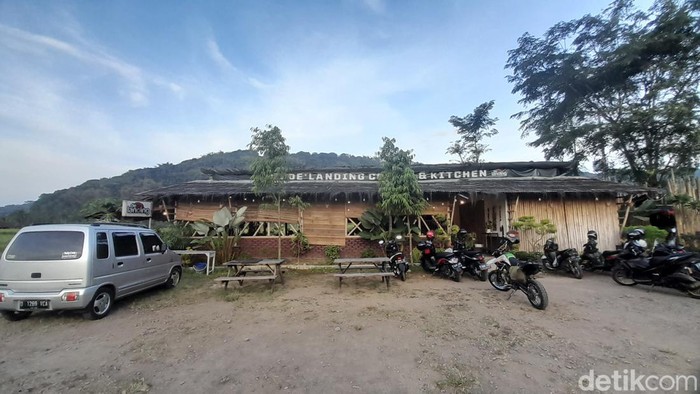 Kafe di Sumedang dengan pemandangan alam.