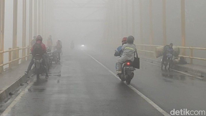 Kawasan Cukang Monteng diselimuti kabut tebal, Minggu (1/1/2023).