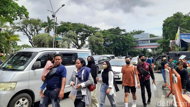KBS Dibanjiri Pengunjung Awal 2023, Lalin Macet Mulai Wonokromo-Diponegoro