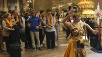Menteri Pariwisata dan Ekonomi Kreatif (Menparekraf) Sandiaga Salahuddin Uno (keempat kiri) didampingi Wakil Gubernur Bali Tjokorda Oka Artha Ardhana Sukawati (ketiga kiri) berbincang dengan penumpang pesawat yang tiba pertama di Terminal Kedatangan Internasional pada pergantian Tahun Baru 2023 di Bandara I Gusti Ngurah Rai, Badung, Bali, Minggu (1/1/2023).