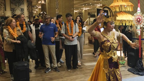 Menteri Pariwisata dan Ekonomi Kreatif (Menparekraf) Sandiaga Salahuddin Uno (kanan) berbincang dengan penumpang pesawat yang tiba pertama di Terminal Kedatangan Internasional pada pergantian Tahun Baru 2023 di Bandara I Gusti Ngurah Rai, Badung, Bali, Minggu (1/1/2023). Sebanyak 273 penumpang pesawat Korean Air yang terbang dari Bandara Internasional Incheon, Korea Selatan tersebut tiba pertama di Bandara I Gusti Ngurah Rai pada Tahun Baru 2023. ANTARA FOTO/Nyoman Hendra Wibowo/tom.