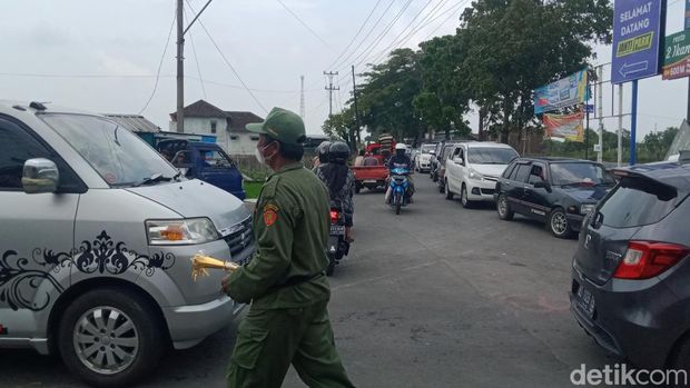 Kemacetan kendaraan terjadi di jalan kawasan objek wisata air Kecamatan Polanharjo di Klaten, Minggu (1/1/2023).