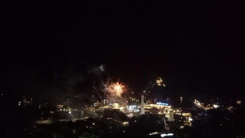 Kembang Api di langit Marin Waterfront dilihat dari Puncak Waringin Labuan Bajo, Manggarai Barat, NTT, Minggu (1/1/2023).