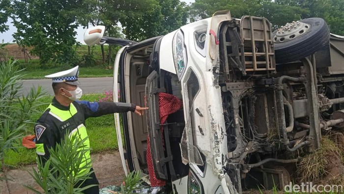 Kendaraan yang mengalami kecelakaan di Tol Cipali.