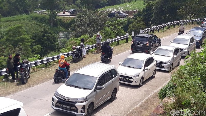 Kepadatan arus lalu lintas di jalur wisata SSB, Cepogo, Selo, Boyolali, Minggu (1/1/2023).