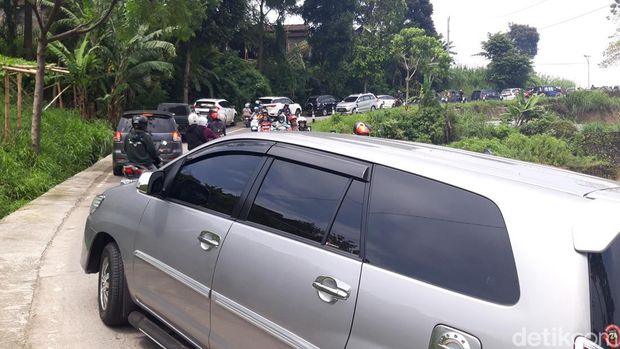 Kepadatan arus lalu lintas di jalur wisata SSB, Cepogo, Selo, Boyolali, Minggu (1/1/2023).
