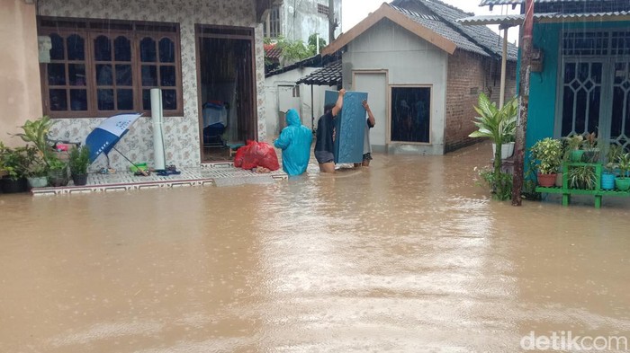 Ketinggian air di Doropayung, Juwana, Pati, terus meningkat, Minggu (1/1/2023).