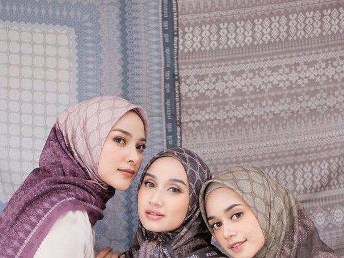 Koleksi hijab dari Heaven Lights. Koleksi hijab dari Heaven Lights.