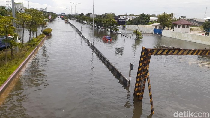 Kondisi Jalan Kaligawe Raya Semarang masih banjir hingga Minggu (1/1/2022) siang.