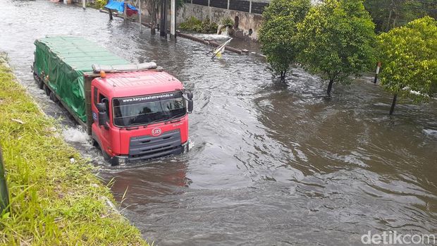Kondisi Jalan Kaligawe Raya Semarang masih banjir hingga Minggu (1/1/2022) siang.