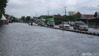 Jalan Lingkar Selatan Kudus atau Pantura menuju Semarang tepatnya Desa Jati Wetan, Kecamatan, Jati tergenang banjir sepanjang sekitar satu kilometer, Minggu (1/1/2023). Akibatnya arus lalu lintas tersendat. Foto: Dian Utoro Aji/detikJateng