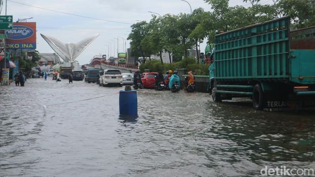 Kondisi jalan Pantura Kudus yang tergenang banjir, Minggu (1/1/2023) siang.