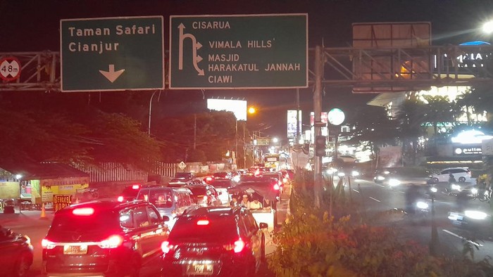 Kondisi Puncak Lalin Arah Jakarta Padat Jelang Simpang Gadog (Muchamad Sholihin-detikcom)