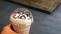 Jangan sepelekan kebiasaan ngopi karena bisa jadi bikin diet terganggu. Hindari minum kopi manis dengan tambahan gula dan banyak topping. Lebih baik pilih kopi hitam saja yang rendah kalori. Foto: iStock
