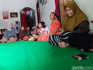 Tangis Ibu Korban Tergulung Ombak Pantai Prigi Berharap Anaknya Bisa Ketemu