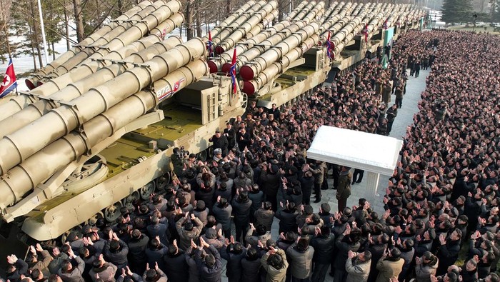 Korut Pamer Rudal di Pertemuan Partai Buruh The new super-large multiple rocker launchers are presented before a plenary meeting of the ruling Workers' Party of Korea during a ceremony at an undisclosed location, in this photo released on January 1, 2023 by North Korea's Korean Central News Agency (KCNA). KCNA via REUTERS ATTENTION EDITORS - THIS IMAGE WAS PROVIDED BY A THIRD PARTY. REUTERS IS UNABLE TO INDEPENDENTLY VERIFY THIS IMAGE. NO THIRD PARTY SALES. SOUTH KOREA OUT. NO COMMERCIAL OR EDITORIAL SALES IN SOUTH KOREA.?
