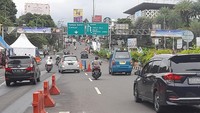 Sistem one way diberlakukan karena volume kendaraan yang menuju Jakarta mengalami kepadatan. Hal ini bersamaan dengan arus balik wisatawan yang akan kembali pulang usai berlibur di kawasan Puncak.