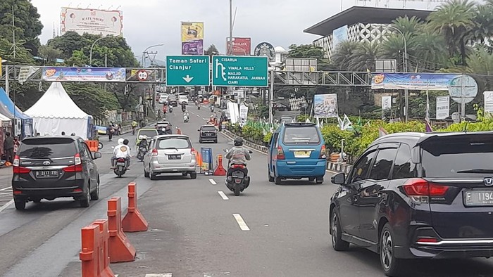 Lalu lintas di Puncak (Sholihin/detikcom) Lalu lintas di Puncak (Sholihin/detikcom)