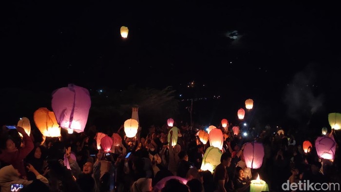 Prosesi penerbangan 1.000 lampion di Kulon Progo, DIY, Minggu (1/1/2023).