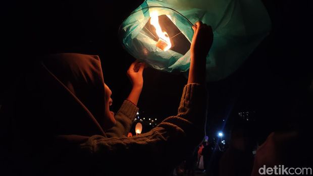 Prosesi penerbangan 1.000 lampion di Kulon Progo, DIY, Minggu (1/1/2023).