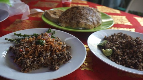 Suguhan lawar nyawan pas disajikan bersama nasi hangat. Lawar nyawan cocok untuk santap siang.