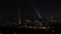 Prajurit Ukraina menggunakan lampu sorot mencari drone Rusia yang membombardir Kota Kyiv.