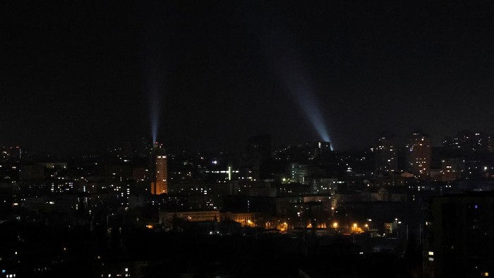Malam Tahun Baru di Kyiv Diwarnai Serangan Drone Rusia Ukrainian servicemen use searchlights as they search for drones in a sky over city during a Russian drones strike, amid Russia's attack on Ukraine, in Kyiv, Ukraine January 1, 2023. REUTERS/Gleb Garanich