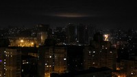 Tampak cahaya dari ledakan terlihat di langit.